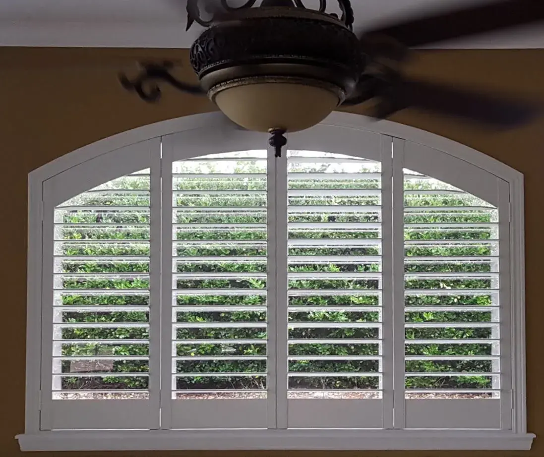 Arch top 4-panel plantation shutters